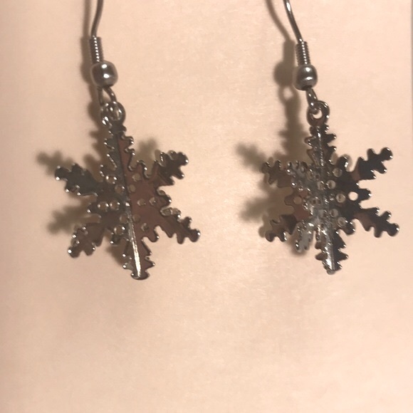 🎉5 for $10- 3D silver snowflake dangle earrings - Picture 2 of 4
